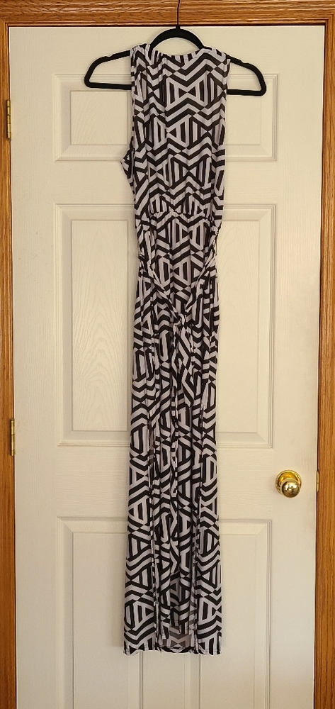 Maxi dress with geometric pattern.